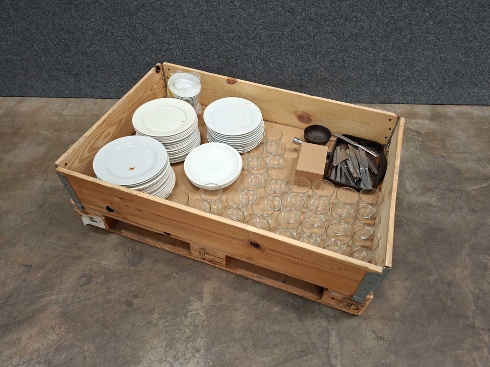 1585722-1 Assortment of plates, glasses etc.