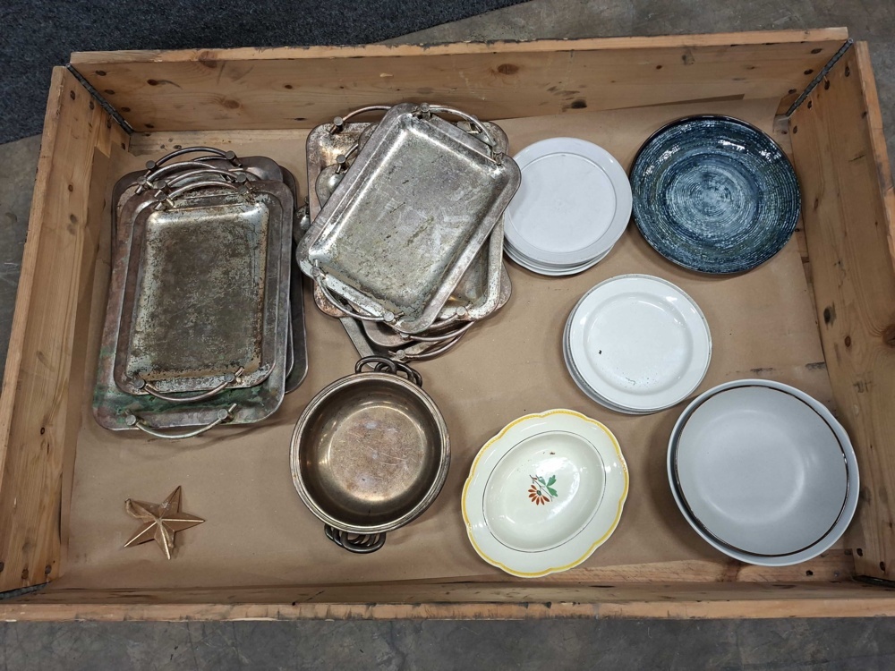 1585724-2 Assortment of serving dishes