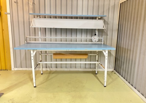 Packbord med hållare för packeteringsmaterial