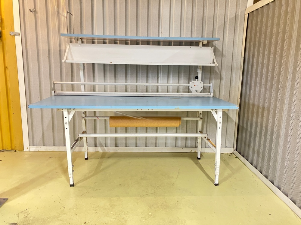 1583491-1 Packbord med hållare för packeteringsmaterial
