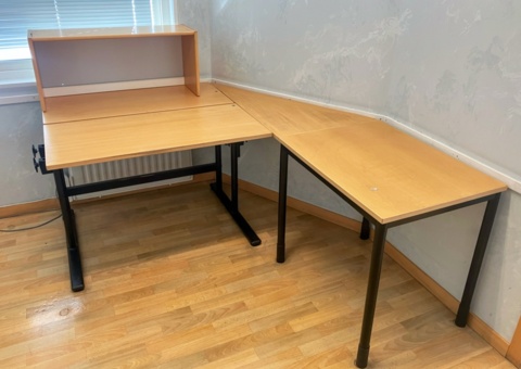 Ställbart hörnskrivbord