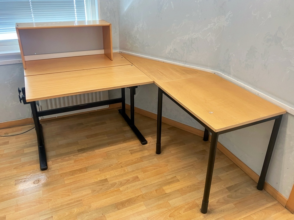 1583500-1 Ställbart hörnskrivbord