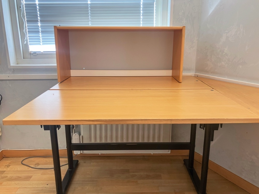 1583500-2 Ställbart hörnskrivbord
