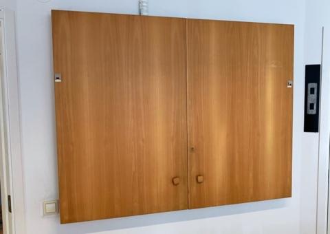 Väggmonterat skåp med whiteboardtavla