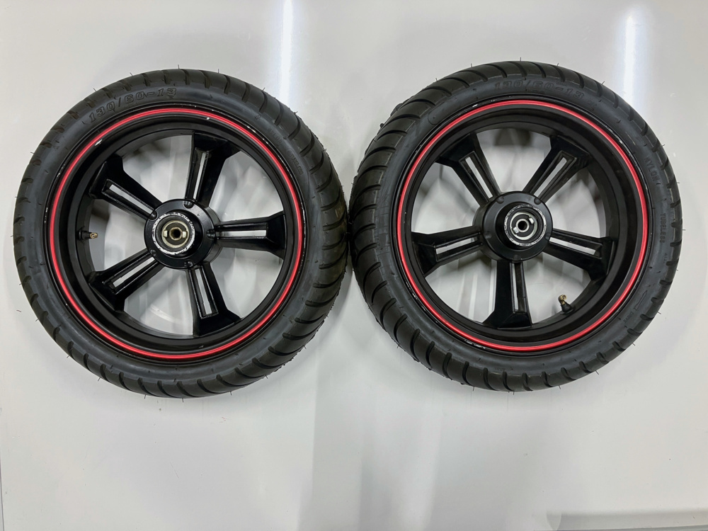 1583511-1 Svarta aluminiumfälgar för MC/moped med monterade däck - 13x3,5 tum