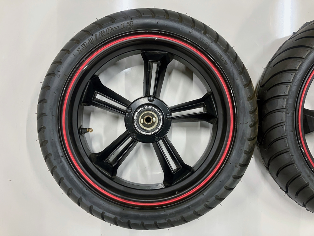 1583511-2 Svarta aluminiumfälgar för MC/moped med monterade däck - 13x3,5 tum