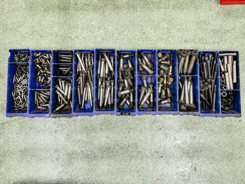 1583536-1 Samling med axelbultar, passbultar, m.m.