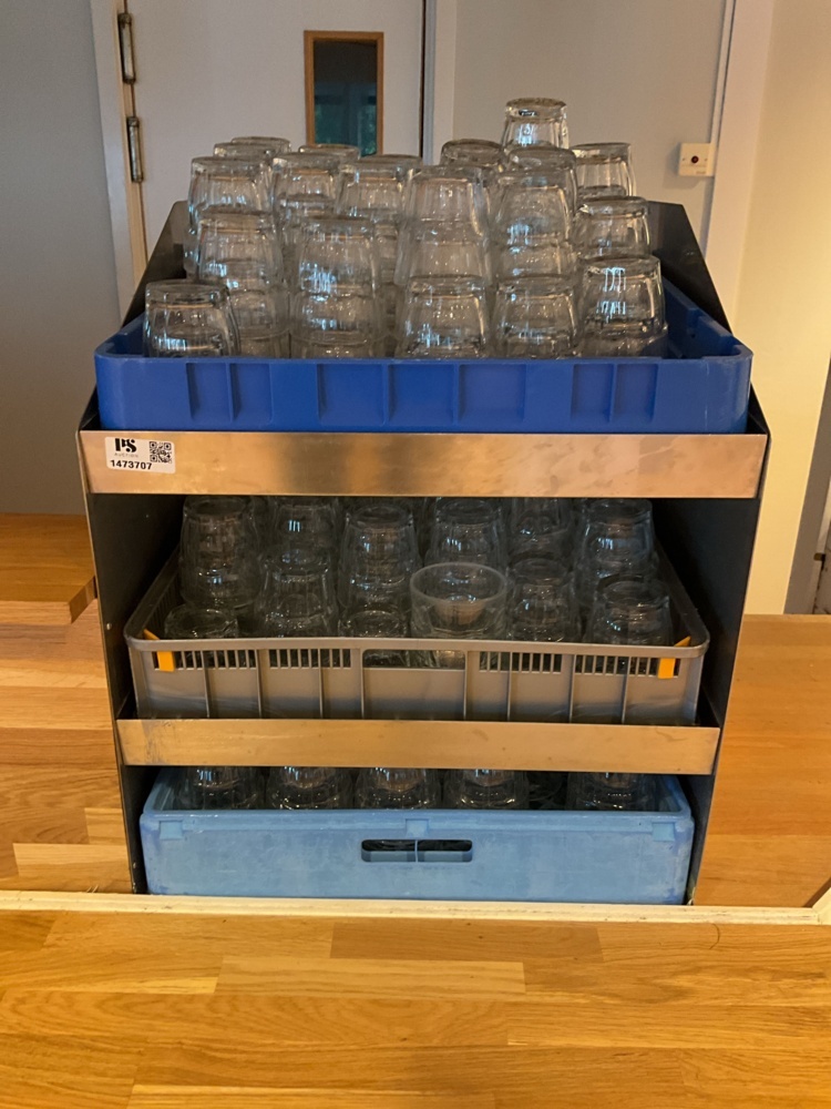 1473706-1 3 trays with glass