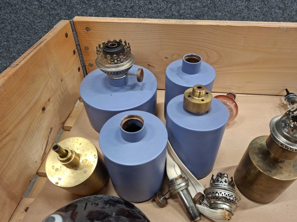 1585727-2 Oil lamps, interior design etc.