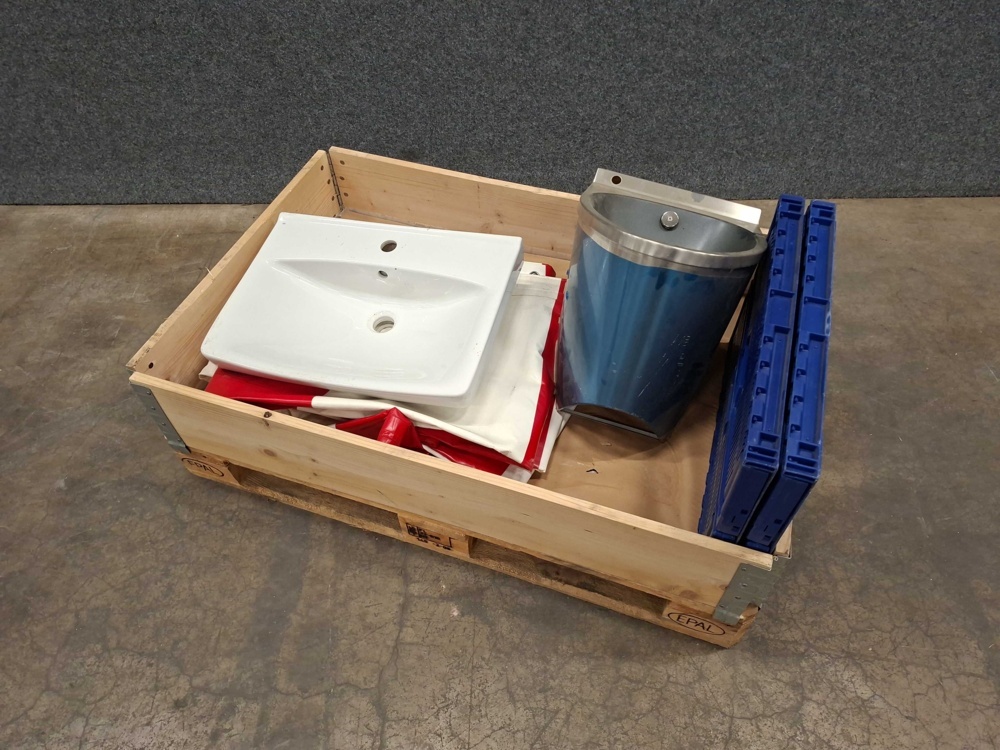 1585728-1 Sink and urinal