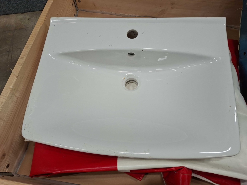 1585728-2 Sink and urinal