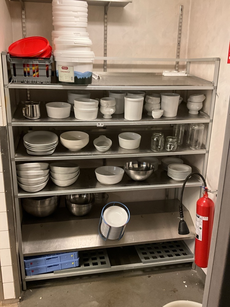 1473729-1 Countertop shelf with miscellaneous items