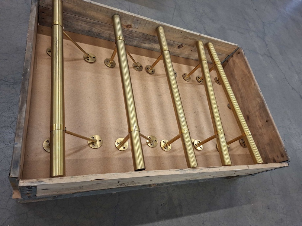 1585731-1 5 brass-colored rods