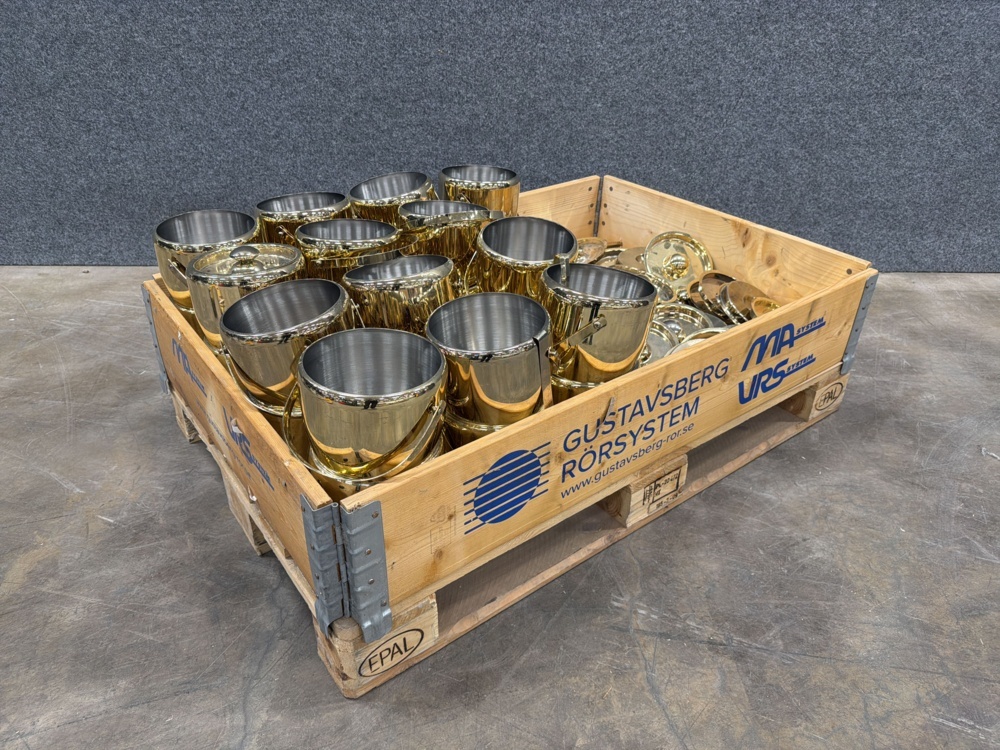 1585734-1 Assortment of ice buckets