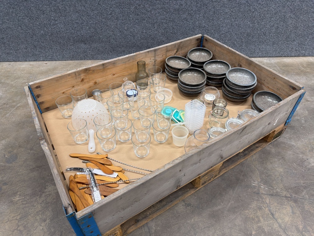 1585736-1 Plates, glasses etc.