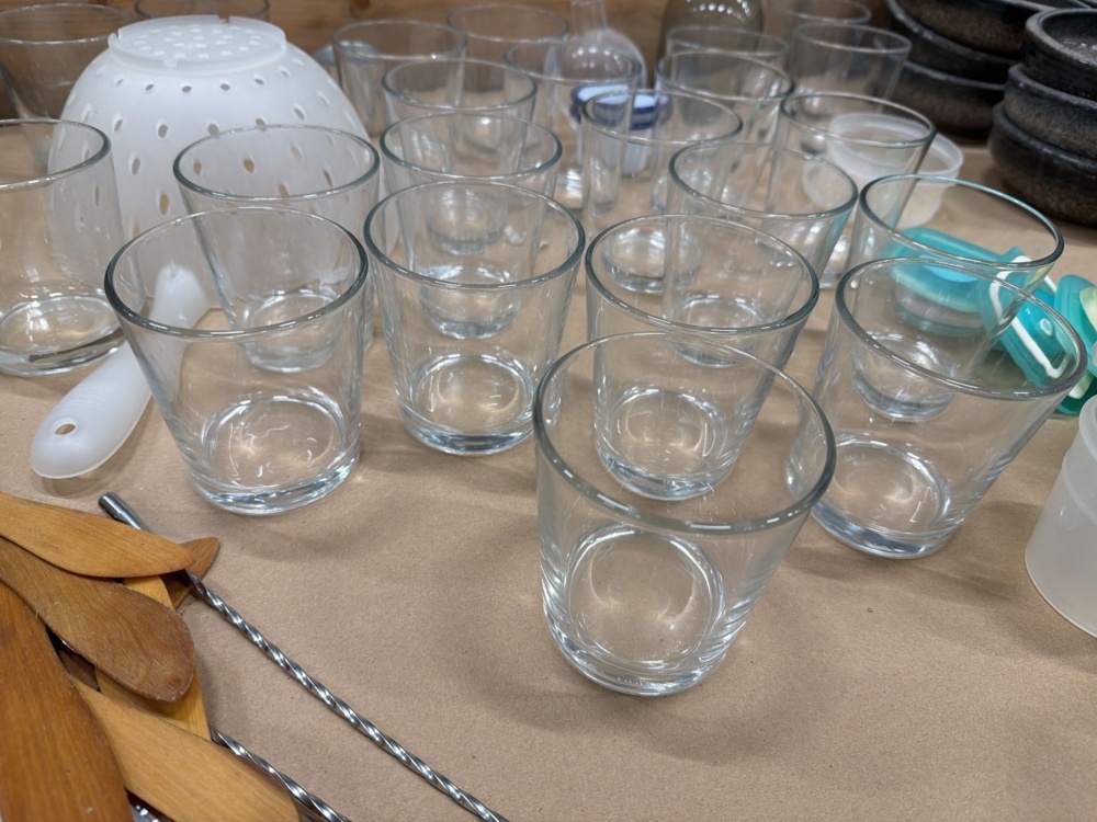 1585736-2 Plates, glasses etc.