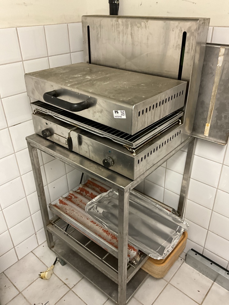 1473743-2 Salamander on cart
