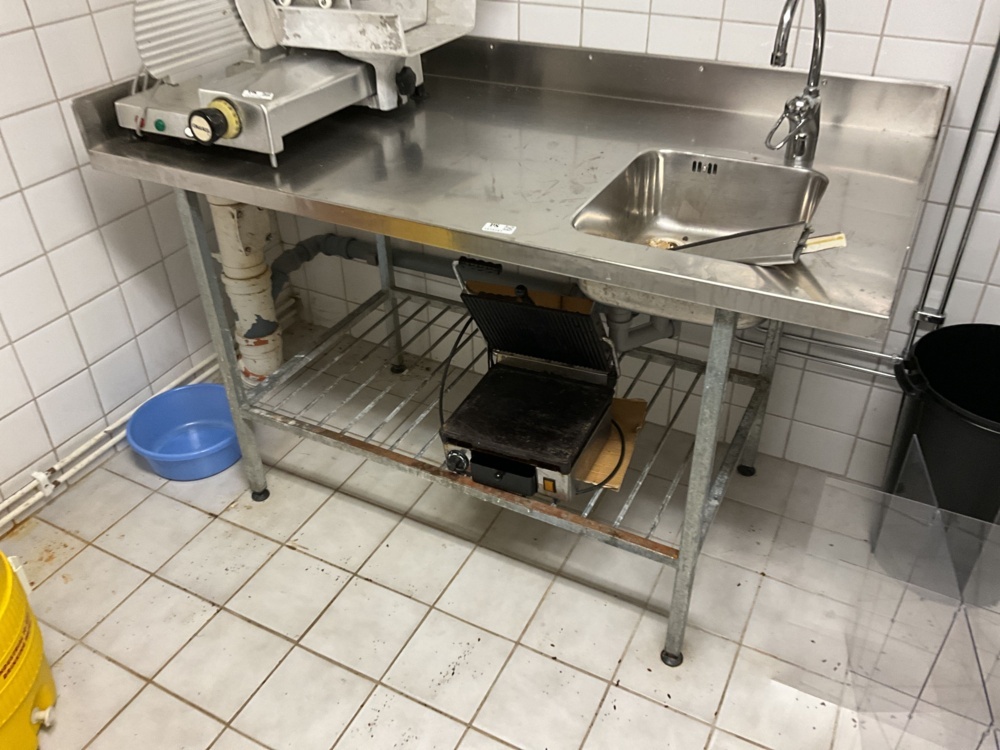 1473741-1 Stainless steel workbench with hob