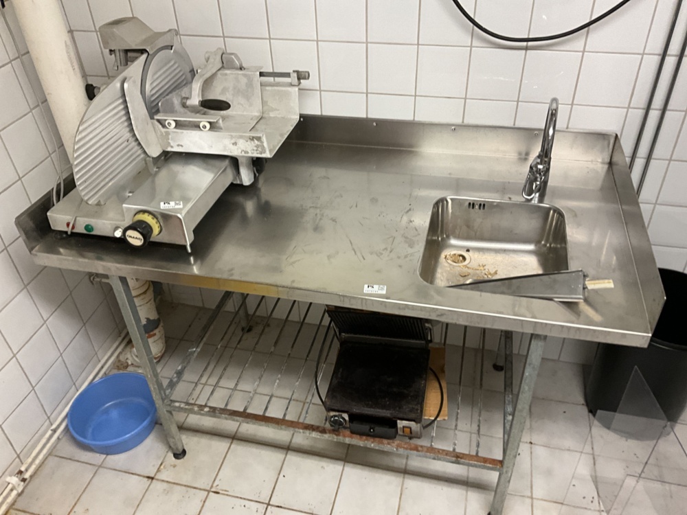 1473741-2 Stainless steel workbench with hob