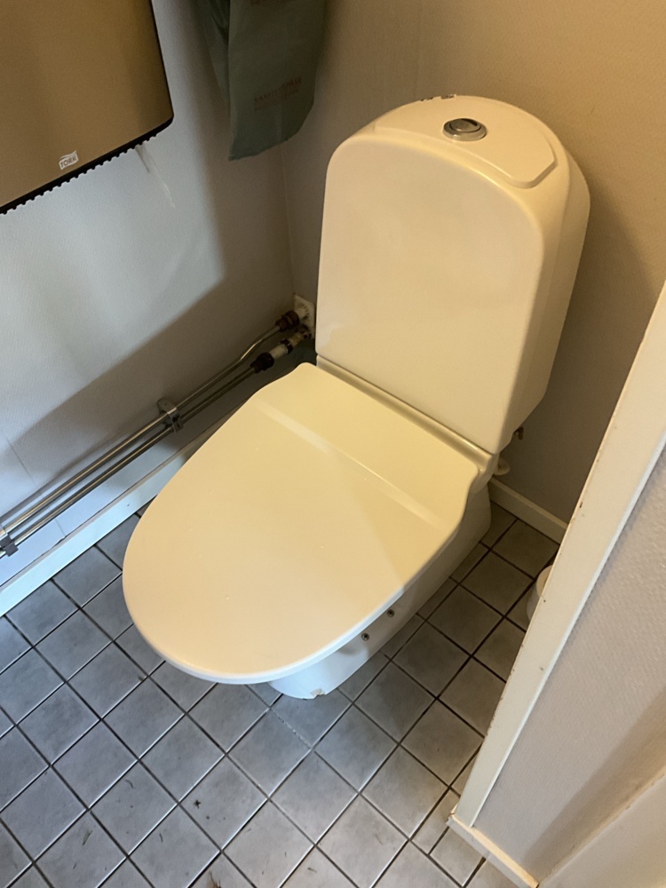 1473747-1 Toilet seat and sink