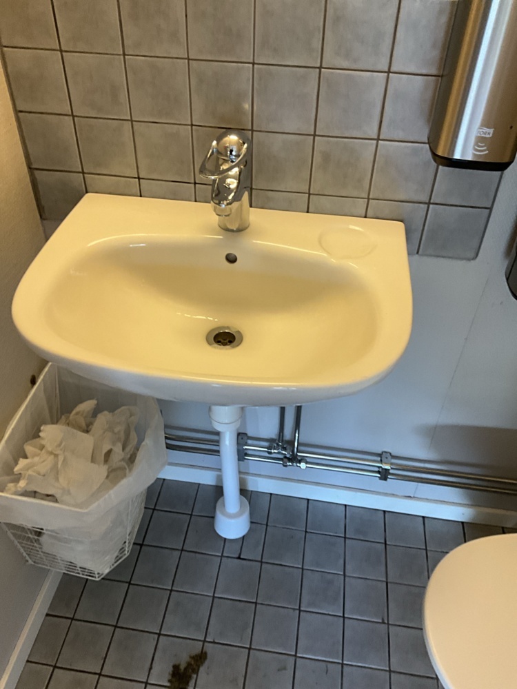 1473747-2 Toilet seat and sink