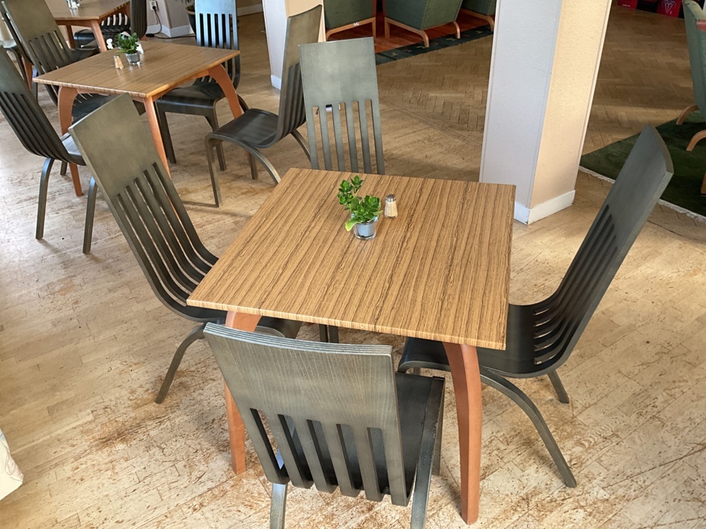 1473751-1 Tables and chairs