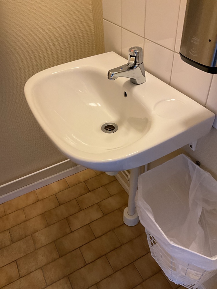 1473755-2 Toilet seat - IFÖ sign and sink