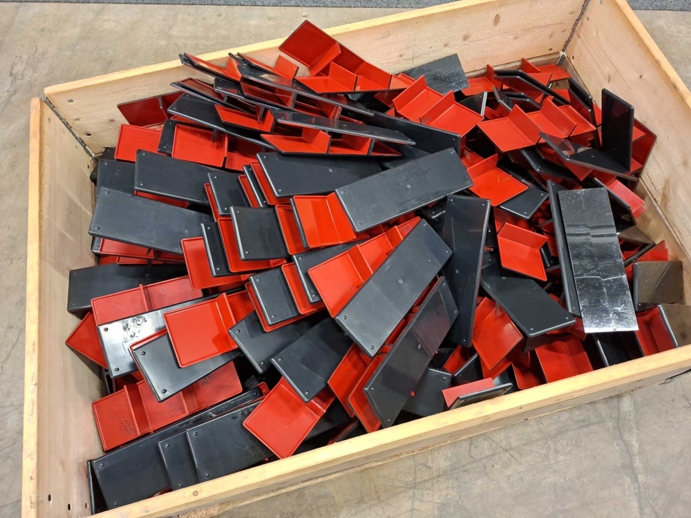 1587458-2 Lot with plastic parts
