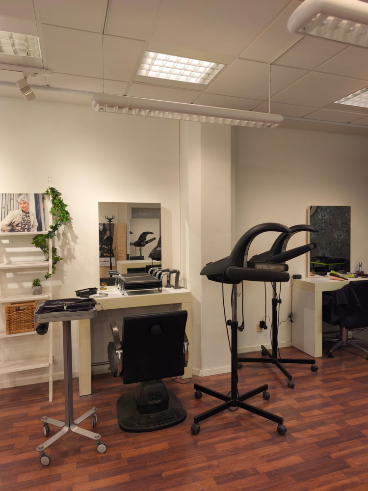 1587613-1 Cutting stations for 6 hairdressers