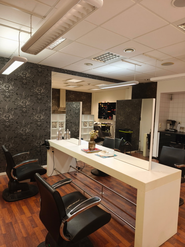 1587613-2 Cutting stations for 6 hairdressers