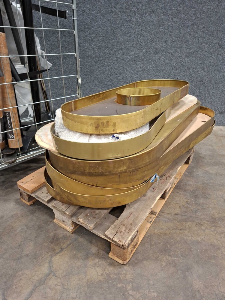 1587469-2 Assortment of table tops and stands