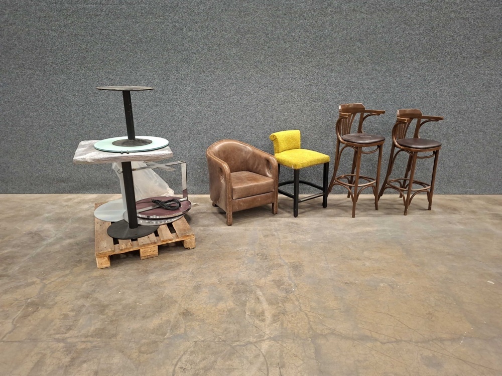 1587472-1 Bar stools and tables