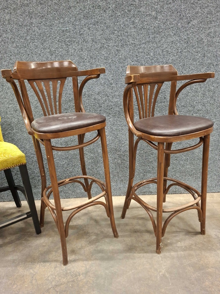 1587472-2 Bar stools and tables