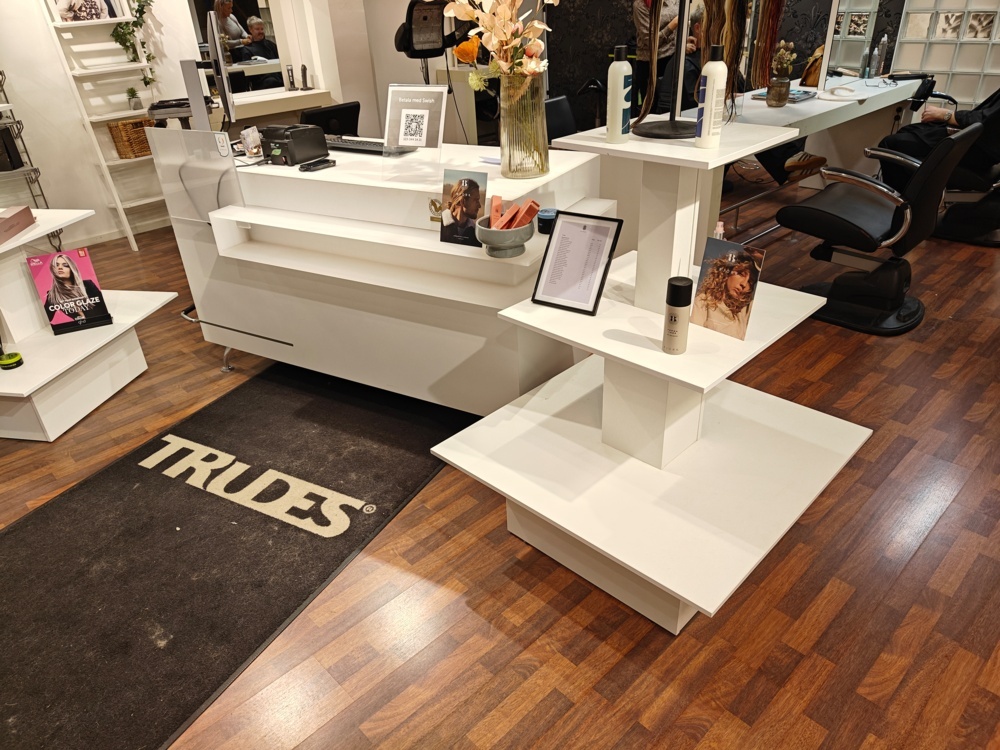 1587615-2 Cash desks & shop podiums