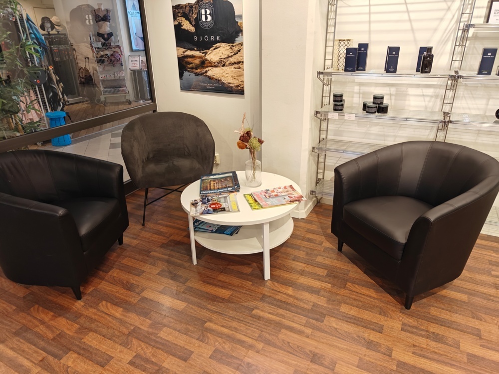 1587616-1 Club chairs, tables and lunchroom furniture