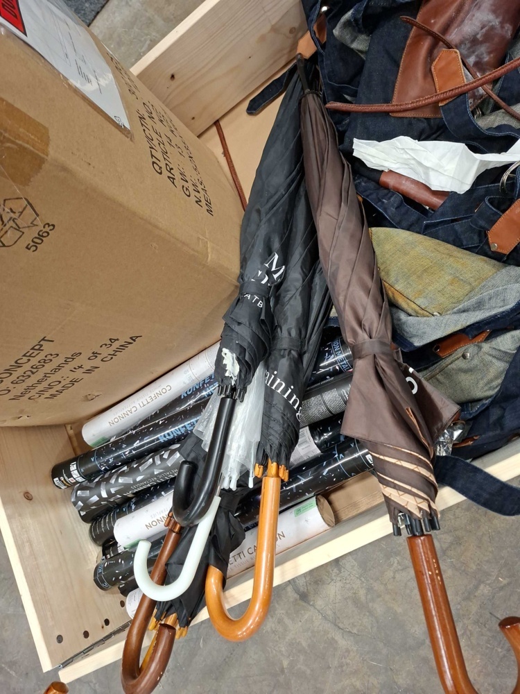1587478-2 Aprons, confetti cannons, umbrellas, etc.