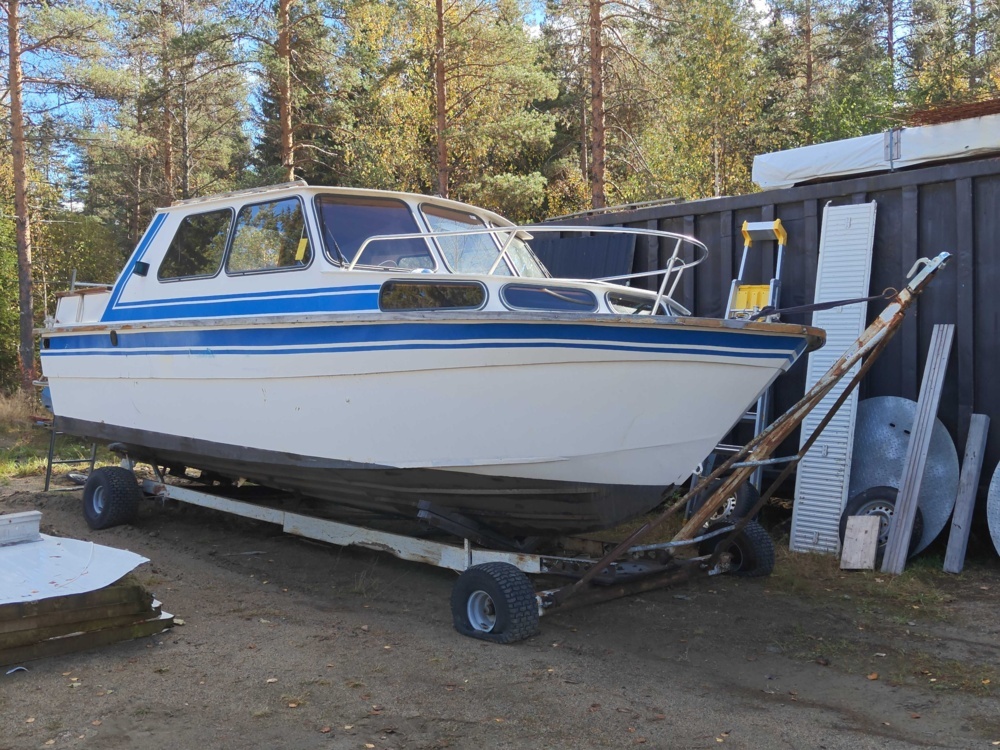 1581695-2 Cabin boat with sheet metal hull and Oldsmobile V8