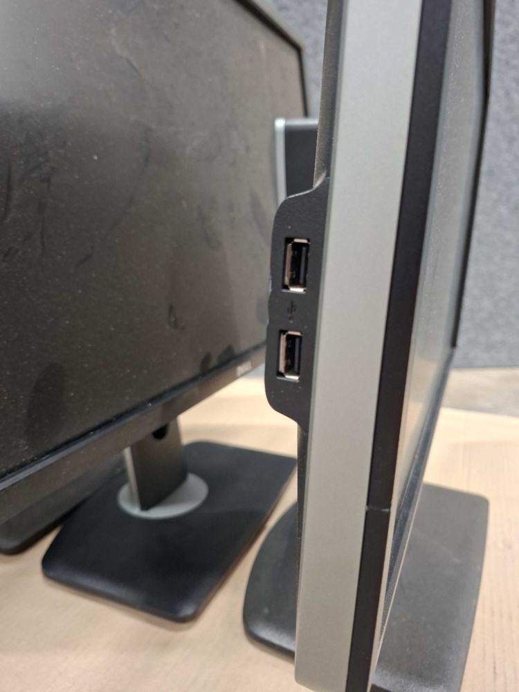 1587481-2 5 computer monitors DELL