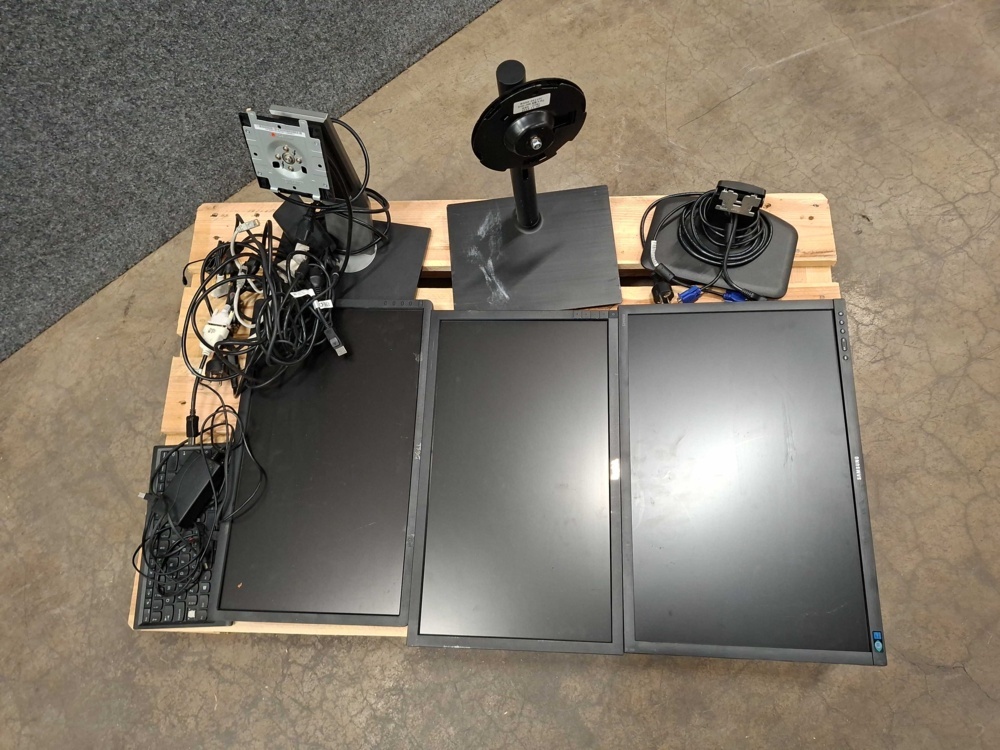 1587484-2 3 computer monitors