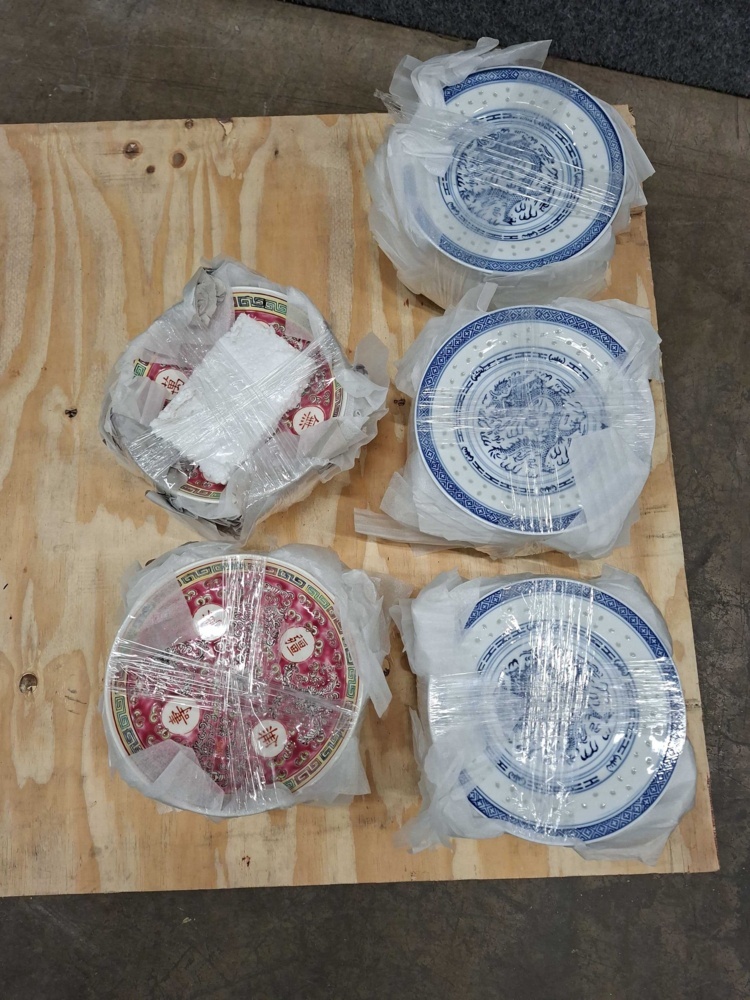 1587496-2 Plates with Chinese motif