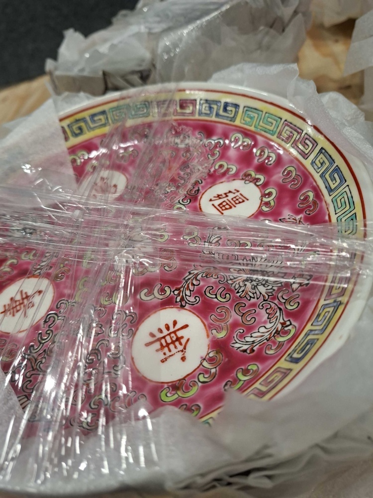 1587496-3 Plates with Chinese motif