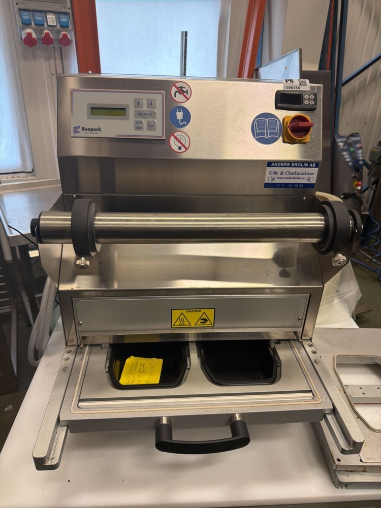 1566134-2 Vacuum sealing machine with cutting table - DuniForm/Reepack