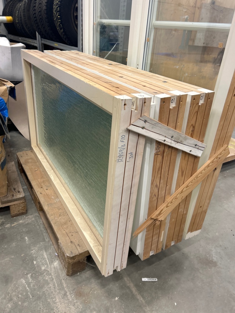 1546243-2 Window 4 pcs