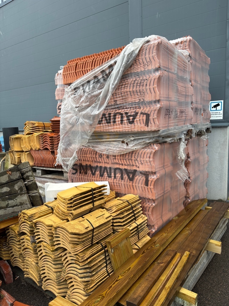 1546246-1 Lot of roofing tiles and building materials