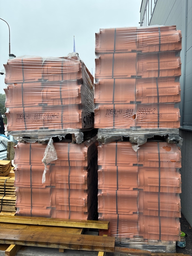 1546246-2 Lot of roofing tiles and building materials