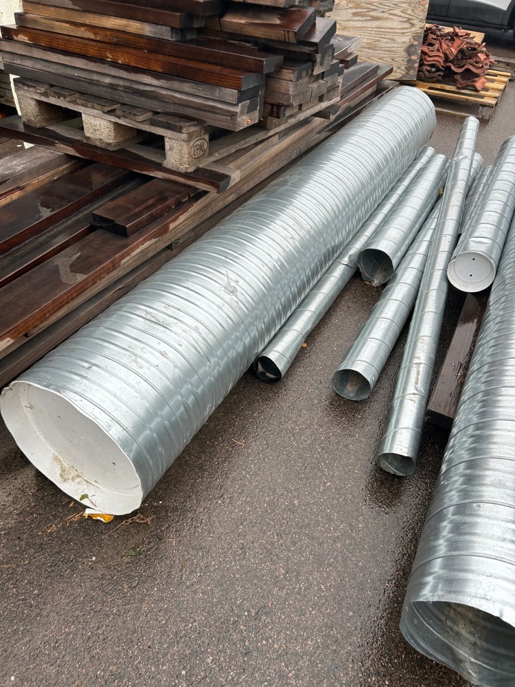 1546247-2 Lot with plumbing and ventilation materials