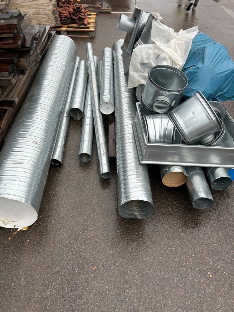 1546247-1 Lot with plumbing and ventilation materials
