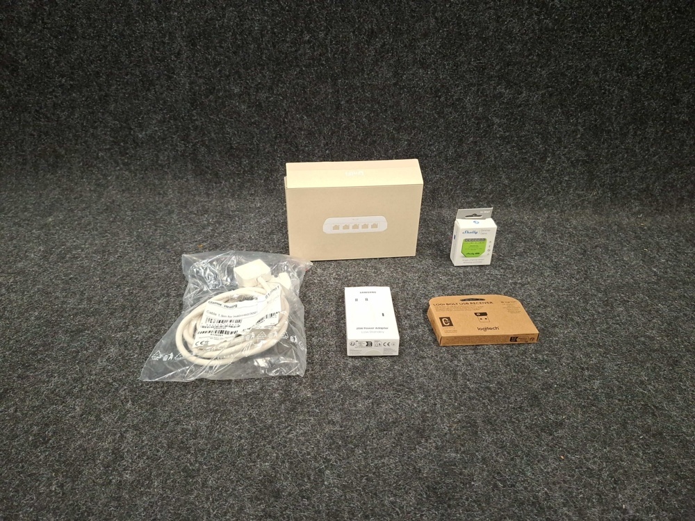 1579182-1 Assortment of home electronics