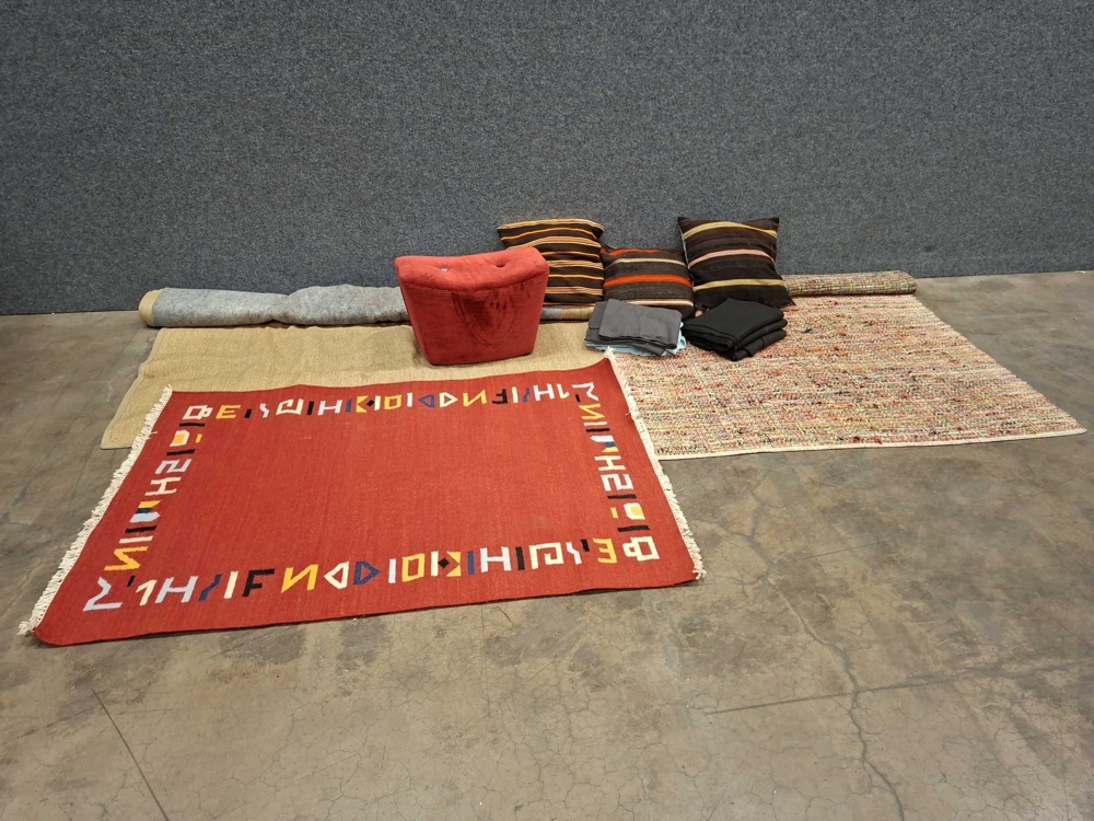 1587500-1 Rugs and cushions