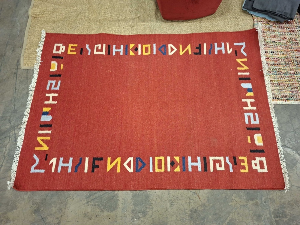 1587500-2 Rugs and cushions